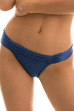 Załaduj obraz do przeglądarki galerii, Gallery: Rio De Sol Figi Bikini Bottom Kiwanda Denim Bandeau
