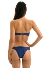Załaduj obraz do przeglądarki galerii, Model Back: Rio De Sol Figi Bikini Bottom Kiwanda Denim Bandeau
