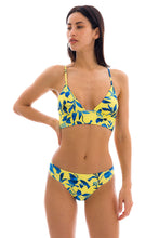 Załaduj obraz do przeglądarki galerii, Model Front: Rio De Sol Figi Bikini Bottom Lemon Flower Cos Comfort
