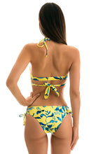 Załaduj obraz do przeglądarki galerii, Model Back: Rio De Sol Figi Bikini Bottom Lemon Flower Transpassado
