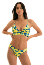 Załaduj obraz do przeglądarki galerii, Model Front: Rio De Sol Figi Bikini Bottom Lemon Flower Tri Cos

