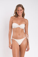 Załaduj obraz do przeglądarki galerii, Model Front: Rio De Sol Figi Bikini Bottom Malibu-Natural Cheeky-Micro
