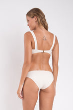 Załaduj obraz do przeglądarki galerii, Model Back: Rio De Sol Figi Bikini Bottom Malibu-Natural Essential-Comfy
