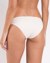 Załaduj obraz do przeglądarki galerii, Image 06: Rio De Sol Figi Bikini Bottom Malibu-Natural Essential-Comfy
