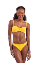 Załaduj obraz do przeglądarki galerii, Model Front: Rio De Sol Figi Bikini Bottom Malibu-Yellow Essential-Comfy
