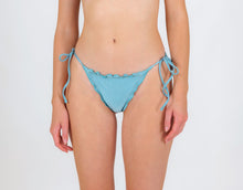 Załaduj obraz do przeglądarki galerii, Model Front: Rio De Sol Figi Bikini Bottom Mirante Frufru-Comfy
