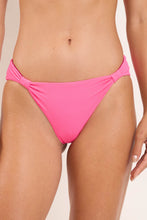 Załaduj obraz do przeglądarki galerii, Gallery: Rio De Sol Figi Bikini Bottom Mtx-Ultrapink Mel-Comfy
