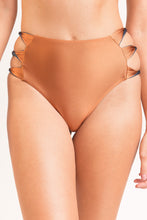Załaduj obraz do przeglądarki galerii, Gallery: Rio De Sol Figi Bikini Bottom Nocciola High-Waist-Spin
