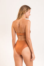 Załaduj obraz do przeglądarki galerii, Model Back: Rio De Sol Figi Bikini Bottom Nocciola High-Waist-Spin

