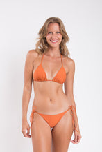 Załaduj obraz do przeglądarki galerii, Model Front: Rio De Sol Figi Bikini Bottom Ocre Lacinho
