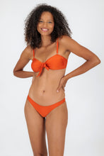 Załaduj obraz do przeglądarki galerii, Model Front: Rio De Sol Figi Bikini Bottom Paprica Essential
