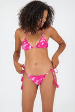 Załaduj obraz do przeglądarki galerii, Model Front: Rio De Sol Figi Bikini Bottom Pink-Palms Frufru-Comfy
