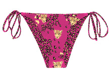 Załaduj obraz do przeglądarki galerii, Product Front: Rio De Sol Figi Bikini Bottom Roar-Pink Ibiza-Comfy
