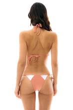 Załaduj obraz do przeglądarki galerii, Model Back: Rio De Sol Figi Bikini Bottom Rose Recorte Tri
