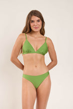 Załaduj obraz do przeglądarki galerii, Model Front: Rio De Sol Figi Bikini Bottom Shimmer-Botanica Essential
