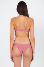 Załaduj obraz do przeglądarki galerii, Model Back: Rio De Sol Figi Bikini Bottom Shimmer-Confetti Essential

