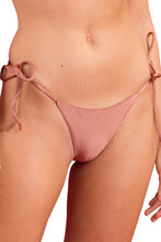 Załaduj obraz do przeglądarki galerii, Gallery: Rio De Sol Figi Bikini Bottom Shimmer-Copper Cheeky-Tie
