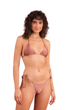 Załaduj obraz do przeglądarki galerii, Model Front: Rio De Sol Figi Bikini Bottom Shimmer-Copper Cheeky-Tie
