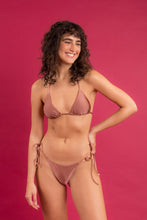 Załaduj obraz do przeglądarki galerii, Image 12: Rio De Sol Figi Bikini Bottom Shimmer-Copper Cheeky-Tie
