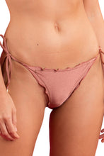 Załaduj obraz do przeglądarki galerii, Gallery: Rio De Sol Figi Bikini Bottom Shimmer-Copper Frufru
