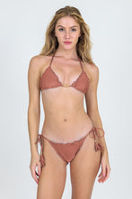 Załaduj obraz do przeglądarki galerii, Model Front: Rio De Sol Figi Bikini Bottom Shimmer-Copper Frufru-Comfy
