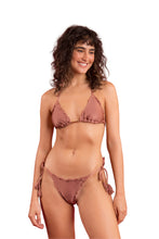 Załaduj obraz do przeglądarki galerii, Model Front: Rio De Sol Figi Bikini Bottom Shimmer-Copper Frufru-Fio
