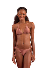 Załaduj obraz do przeglądarki galerii, Model Front: Rio De Sol Figi Bikini Bottom Shimmer-Copper Ibiza-Comfy
