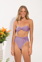 Załaduj obraz do przeglądarki galerii, Model Front: Rio De Sol Figi Bikini Bottom Shimmer-Harmonia Belted-High-Waist
