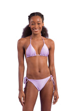 Załaduj obraz do przeglądarki galerii, Model Front: Rio De Sol Figi Bikini Bottom Shimmer-Harmonia Ibiza-Comfy
