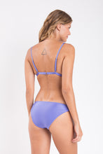 Załaduj obraz do przeglądarki galerii, Model Back: Rio De Sol Figi Bikini Bottom Shimmer-Hortensia Essential-Comfy
