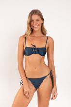 Załaduj obraz do przeglądarki galerii, Model Front: Rio De Sol Figi Bikini Bottom Shimmer-Shark Cheeky-Tie-Gold
