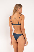 Załaduj obraz do przeglądarki galerii, Model Back: Rio De Sol Figi Bikini Bottom Shimmer-Shark Cheeky-Tie-Gold

