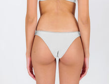 Załaduj obraz do przeglądarki galerii, Image 06: Rio De Sol Figi Bikini Bottom Shimmer-White Essential
