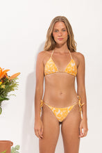 Załaduj obraz do przeglądarki galerii, Model Front: Rio De Sol Figi Bikini Bottom Sunny-Forest Lacinho
