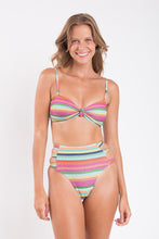 Załaduj obraz do przeglądarki galerii, Model Front: Rio De Sol Figi Bikini Bottom Supercolor Highwaist-Spin
