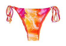 Załaduj obraz do przeglądarki galerii, Product Front: Rio De Sol Figi Bikini Bottom Tiedye-Red Ibiza
