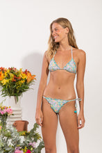 Załaduj obraz do przeglądarki galerii, Model Front: Rio De Sol Figi Bikini Bottom Tiny-Garden Frufru-Comfy
