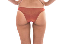 Załaduj obraz do przeglądarki galerii, Model Back: Rio De Sol Figi Bikini Calcinha Radiante Canela Cropped
