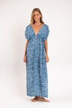 Załaduj obraz do przeglądarki galerii, Model Front: Rio De Sol Sukienka Plażowa Chuva Long Dress Soleil
