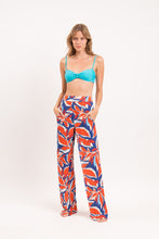 Załaduj obraz do przeglądarki galerii, Model Front: Rio De Sol Spodnie Plażowe Leaves Wide Pants
