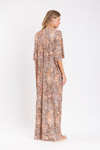Załaduj obraz do przeglądarki galerii, Model Back: Rio De Sol Sukienka Plażowa Leopard Long Dress
