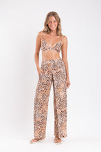 Załaduj obraz do przeglądarki galerii, Model Front: Rio De Sol Spodnie Plażowe Leopard Wide Pants
