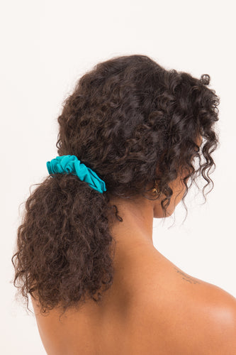 Model Front: Rio De Sol Akcesoria Do Włosów Malibu-Atol Scrunchie