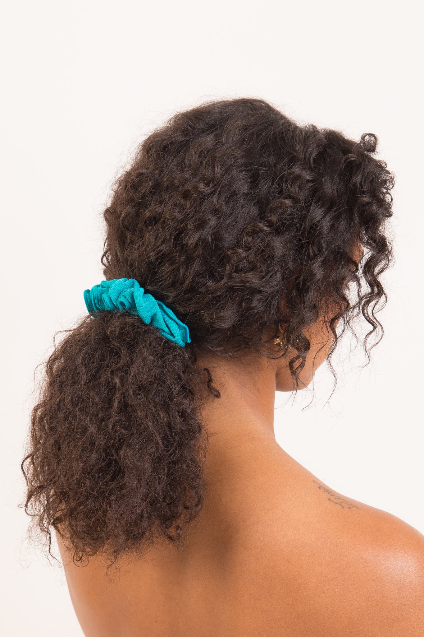 Model Front: Rio De Sol Akcesoria Do Włosów Malibu-Atol Scrunchie