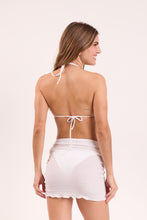 Załaduj obraz do przeglądarki galerii, Model Back: Rio De Sol Spódnica Plażowa Memphis-White Mini Skirt Ruched
