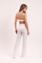 Załaduj obraz do przeglądarki galerii, Model Back: Rio De Sol Spodnie Plażowe Memphis-White Pants Lana
