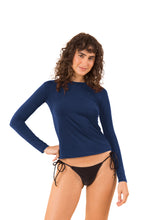 Załaduj obraz do przeglądarki galerii, Model Front: Rio De Sol Top Bikini Navy Rash-Guard
