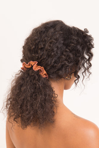 Model Front: Rio De Sol Akcesoria Do Włosów Nocciola Scrunchie