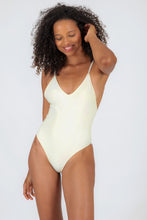 Załaduj obraz do przeglądarki galerii, Model Front: Rio De Sol Kostium Jednoczęściowy Off-White Hype
