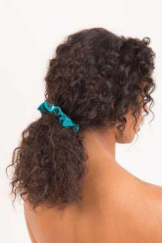 Model Front: Rio De Sol Akcesoria Do Włosów Rain Scrunchie